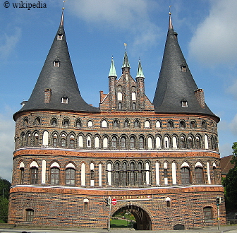 Das Holstentor von der Stadtseite aus betrachtet im Jahre 2009    -    F�r eine gr��ere Darstellung auf das Bild klicken.